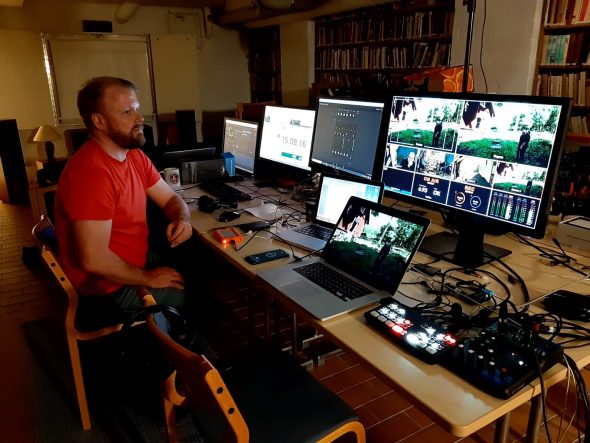 Sami Niemi seuraamassa Youtube-lähetyksen toimivuutta ja äänentasoja. Hieman pidempi aiemmin tallennettu ohjelma mahdollisti lyhyen tauon Matti Reinikalle