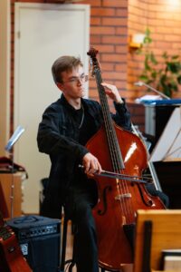 Lasse Holopainen kontrabasson kanssa
