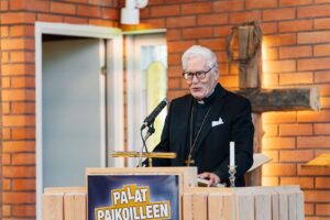 Sakari Korpinen pitää puhetta