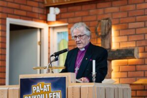 Matti Väisänen pitämässä puhetta