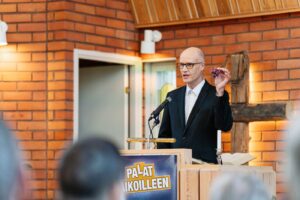 Eero Jalonen pitää puhetta